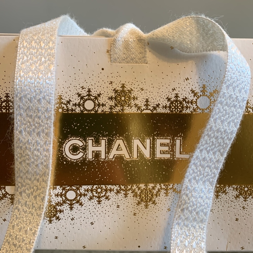 Chanel Gift Bag with filling - Picture 7 of 16